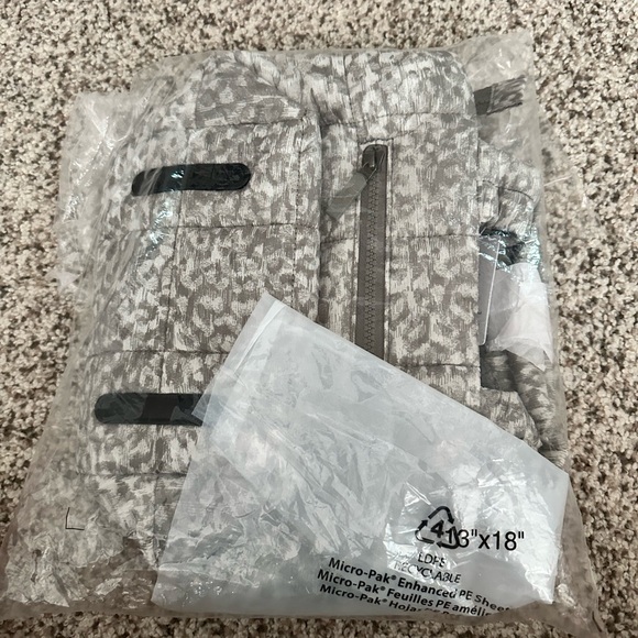 NWT Lululemon grid crossbody 5L in lined leopard and whote opal - Picture 9 of 9